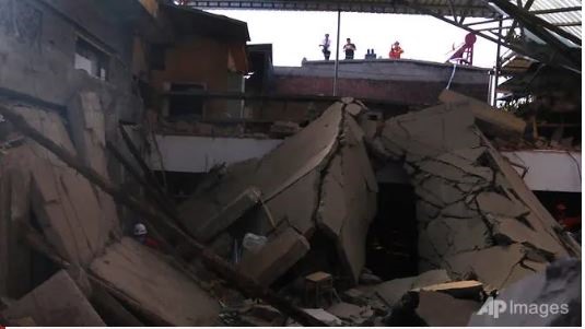 Hiện trường đống đổ nát sau vụ sập nhà hàng hai tầng ở huyện Tương Phần, tỉnh Sơn Tây, Trung Quốc hôm 29.8. Ảnh: AP