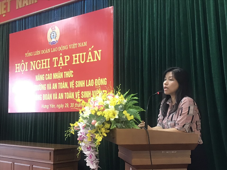 Đồng chí Hồ Thị Kim Ngân, Phó Trưởng Ban Quan hệ Lao động Tổng LĐLĐ Việt Nam tuyên truyền về kiến thức bảo vệ môi trường cho cán bộ công đoàn. Ảnh: Thu Nguyệt