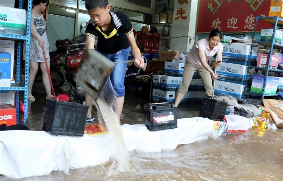 Trung Quốc ước tính thiệt hại do lũ lụt lên đến hơn 20 tỉ USD. Ảnh: AP