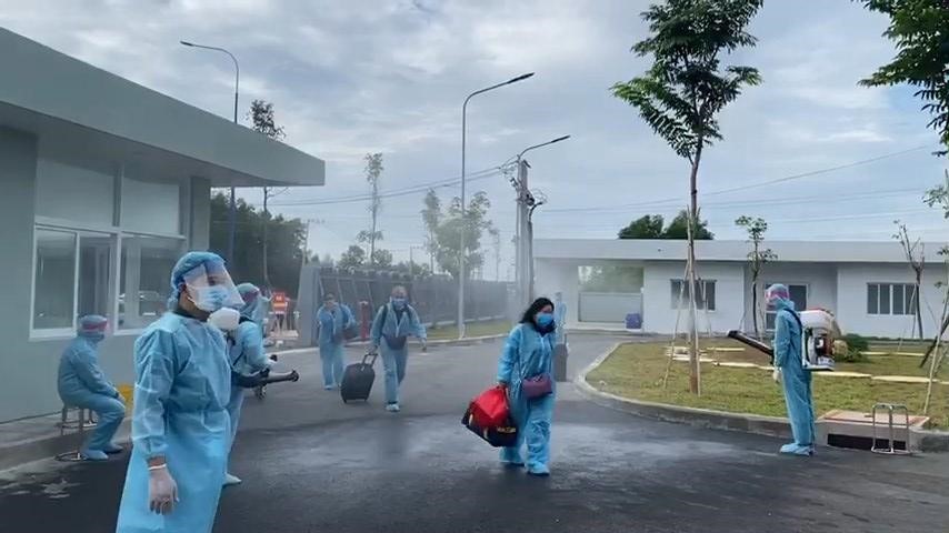 Phun xịt khử trùng khi đón người nước ngoài về cách ly ở Bàu Bàng, Bình Dương. Ảnh: Dương Bình
