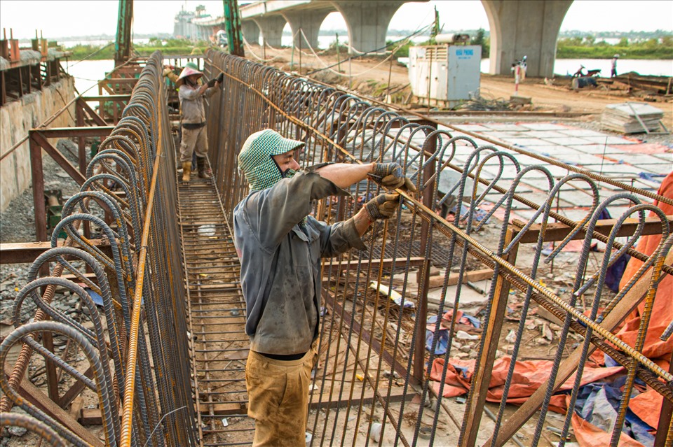 Cầu Cửa Hội bắc qua sông Lam nối thị xã Cửa Lò (Nghệ An) và huyện Nghi Xuân (Hà Tĩnh) có tổng mức đầu tư 950 tỷ đồng từ nguồn ngân sách, khởi công tháng 2/2019 với thời gian thi công theo kế hoạch là 18 tháng. Ảnh: Thiện Chân