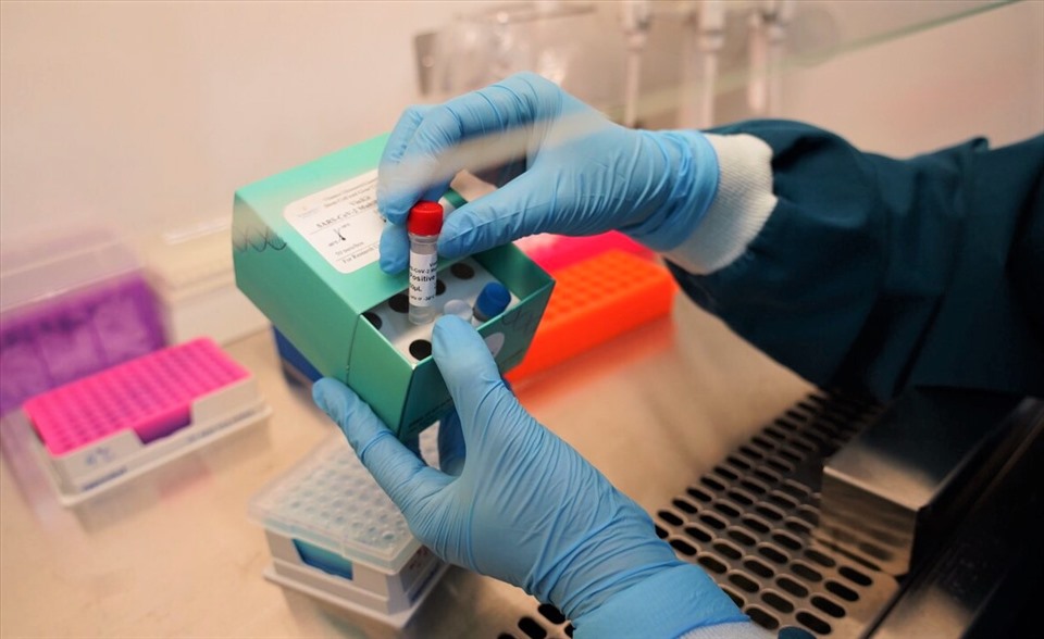 Để đảm bảo an toàn, các xét nghiệm virus SARS-CoV-2 với sinh phẩm VinKit sẽ được thực hiện trong phòng xét nghiệm đạt tiêu chuẩn an toàn sinh học cấp 2.