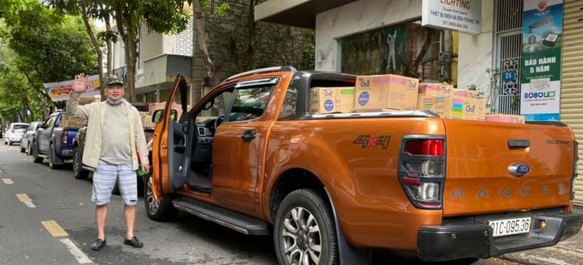 Đoàn xe bán tải Ford-Navara vận chuyển từ thiện luôn sát cánh chi viện cho Quỹ Tấm lòng vàng Lao Động và các đầu mối từ thiện khác. (ảnh TH)