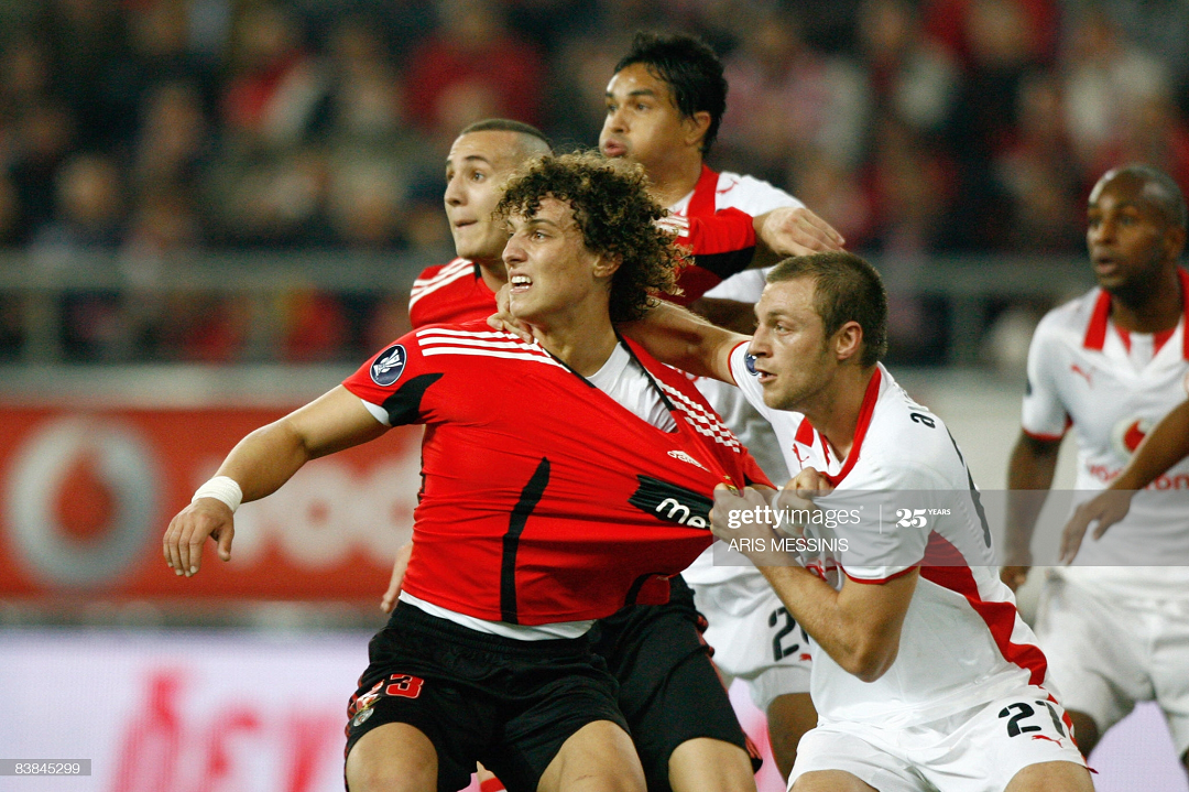 Mùa giải 2008/09, câu lạc bộ Benfica lọt vào trận chung kết cúp quốc gia Bồ Đào Nha. David Luiz năm đó chỉ vừa 21 tuổi và anh đã có tên trong đội hình ra sân để thi đấu trận chung kết đối đầu Sporting Lisbon. Benfica vượt qua Sporting Lisbon trên chấm luân lưu để nâng cao cúp vô địch. David Luiz cùng các đồng đội còn có hai lần bảo vệ thành công danh hiệu này vào các mùa 2009/10 và 2010/11. Ảnh: Getty