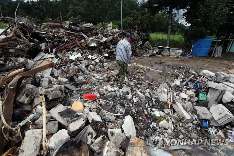 Một trận lở đất gây ra vụ nổ gas khiến ngôi nhà ở Chungju, tỉnh Bắc Chungcheong bị phá hủy hoàn toàn hôm 2.8. Ảnh: Yonhap