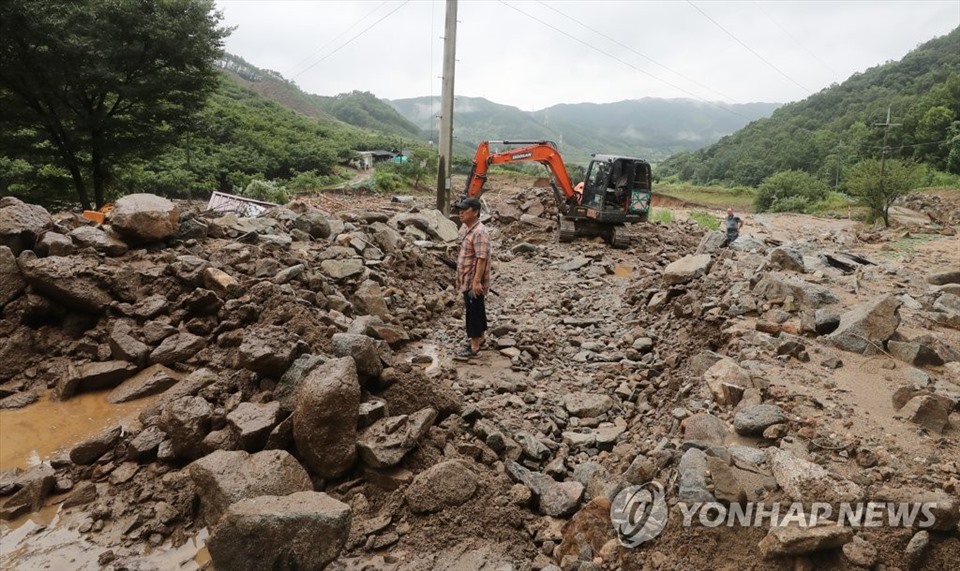 Một đoạn đường ở Chungju, tỉnh Bắc Chungcheong bị chôn vùi hoàn toàn sau vụ lở đất ngày 2.8. Ảnh: Yonhap