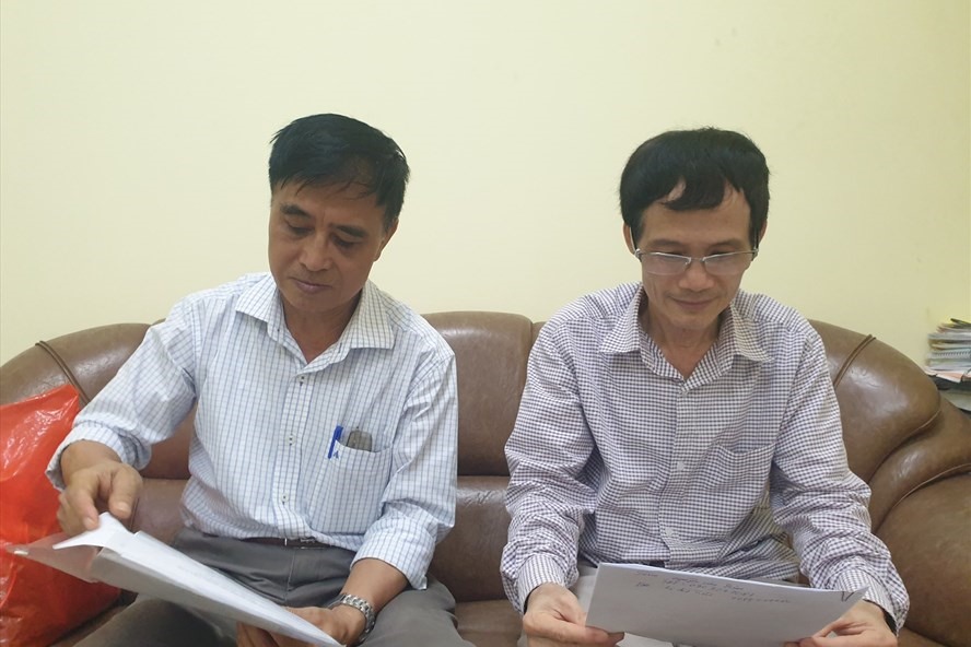 Ông Chu Hồng Điệp (trái) vẫn chưa được về hưu vì bị Công ty 116 (Thanh Xuân, Hà Nội) nợ 8 năm 6 tháng tiền đóng BHXH, ông Đặng Văn Quang (phải) cho công ty này mượn 194 triệu để tất toán BHXH nhưng chưa đòi lại được.