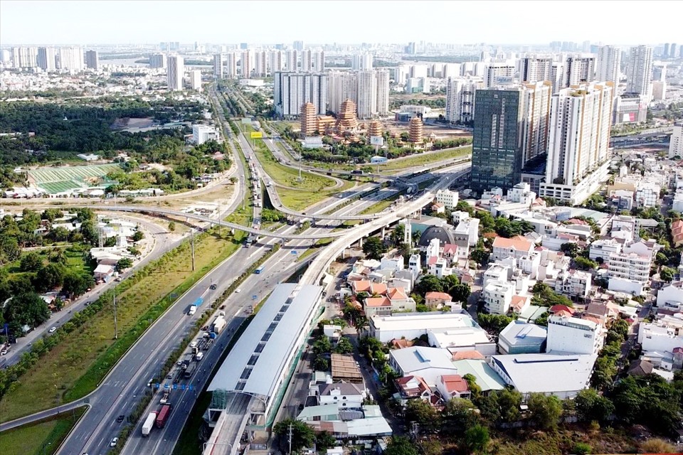 Song song với xa lộ Hà Nội, lừng lững trên cao có tuyến metro số 1 (Bến Thành - Suối Tiên) uốn lượn.