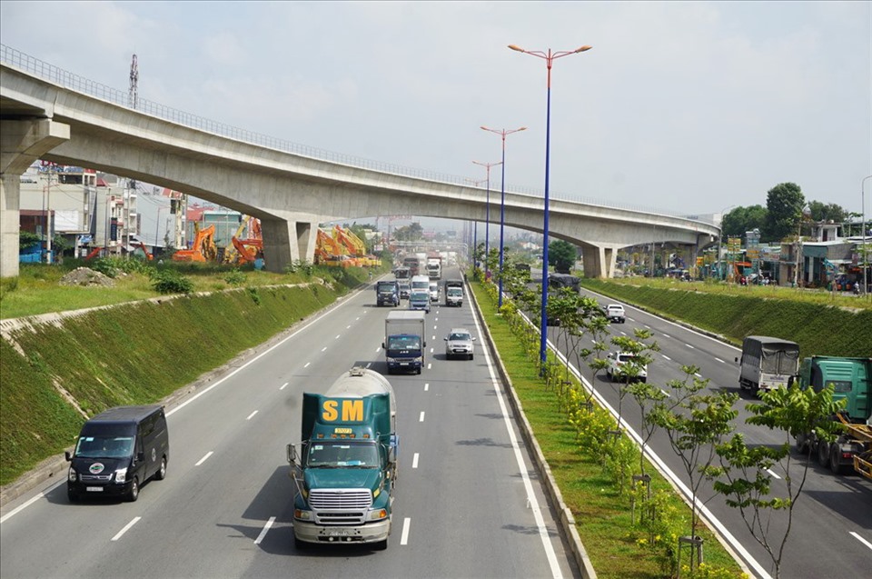 Dự án mở rộng Xa Lộ Hà Nội sau khi được mở rộng, nâng cấp đã thực sự thành một xa lộ hiện đại, chiều rộng mặt đường từ 21m được mở rộng lên 142m (có đoạn rộng đến 153,5m), với 16 làn xe. Công trình được khởi công vào tháng 4.2010, hiện đã hoàn thành toàn bộ đoạn trục chính dài 11,5km, từ cầu Sài Gòn đến nút giao Đại học Quốc gia TPHCM.  Ảnh: Minh Quân