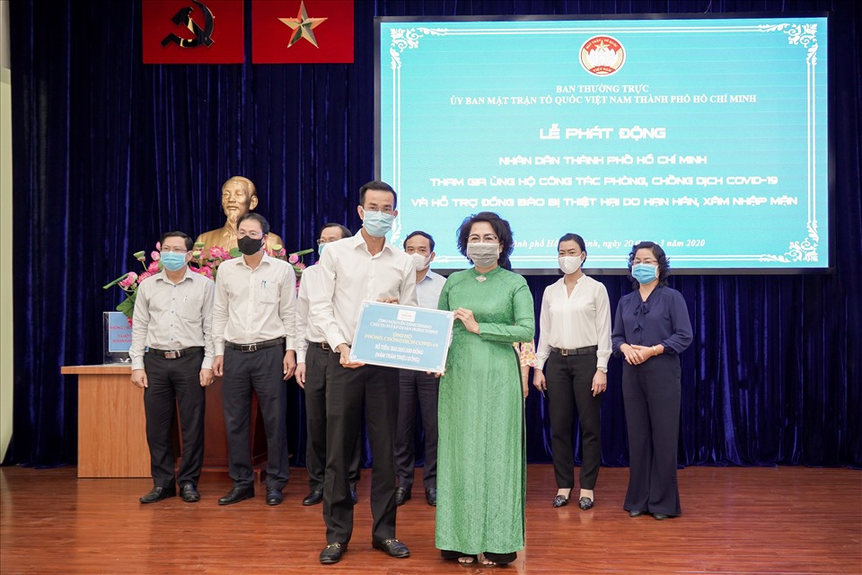 Đại diện Tập đoàn Hưng Thịnh – Ông Cao Minh Hiếu – Phó Tổng giám đốc Hưng Thịnh Land trao 500 triệu đồng hỗ trợ phòng, chống dịch Covid-19 tại TP.HCM (20.3.2020)