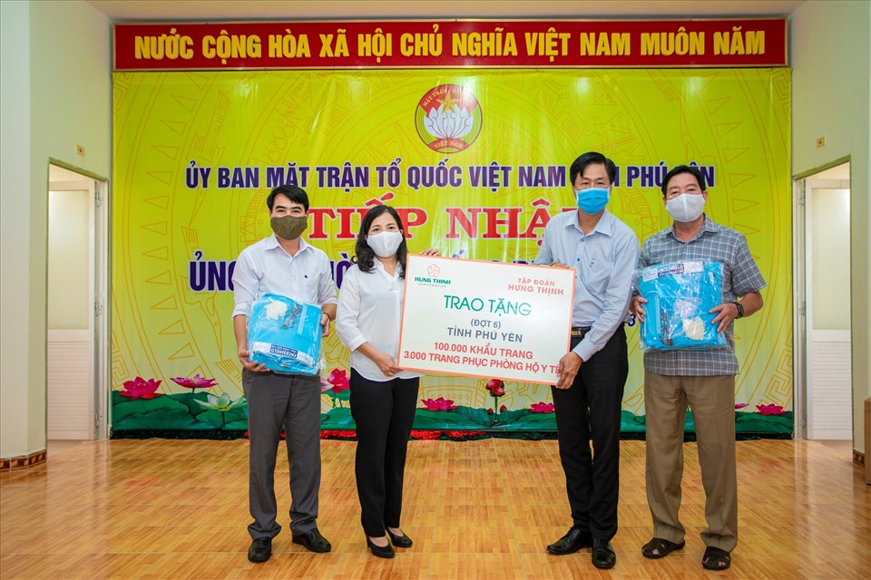 Thông qua Ủy ban MTTQ Việt Nam tỉnh Phú Yên, đại diện Tập đoàn Hưng Thịnh trao tặng các trang thiết bị y tế phòng chống dịch Covid-19 cho tỉnh Phú Yên (29.4.2020)