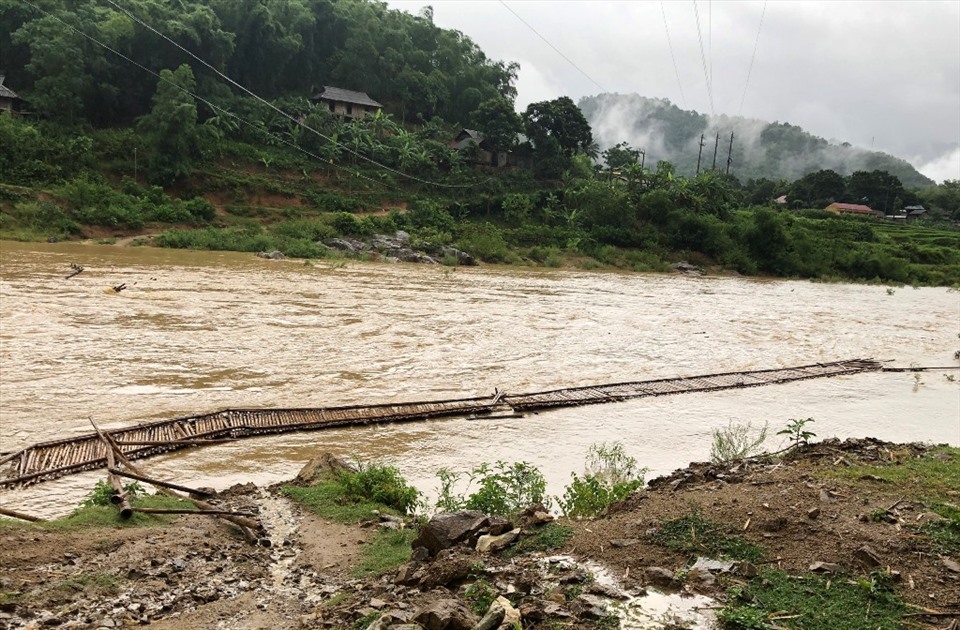 Chiếc cầu tạm tại xã Trung Tiến, huyện Quan Hóa bị cuốn trôi sau mưa bão số 2. Ảnh: H.Đ