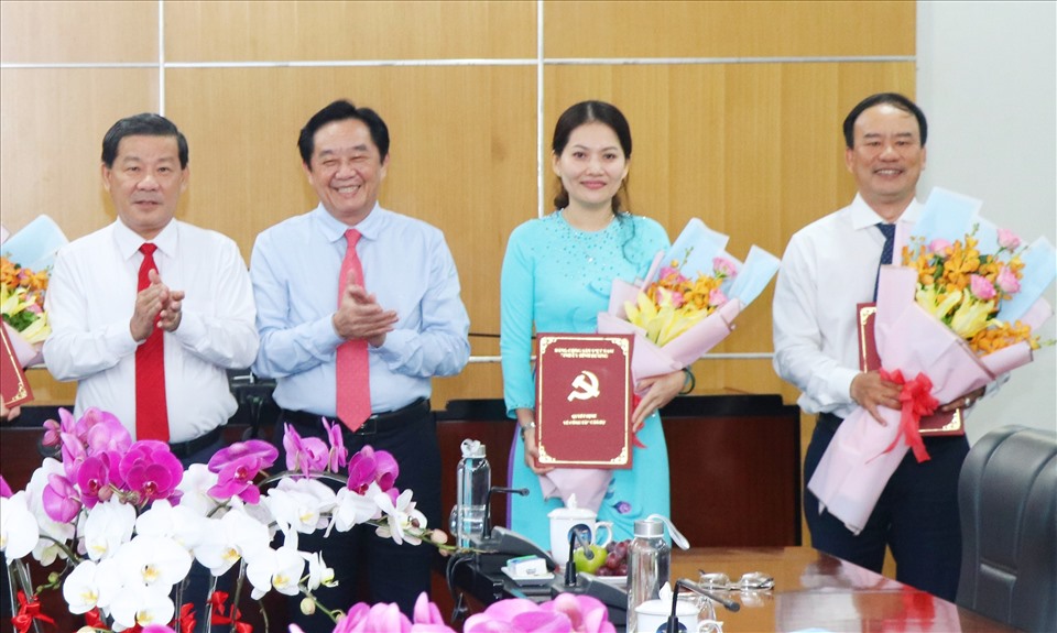 Bà Nguyễn Thị Nhật Hằng (thứ 2 từ phải qua) nhận quyết định công nhận là hiệu trưởng Đại học Thủ Dầu Một. Ảnh: Cao Sơn