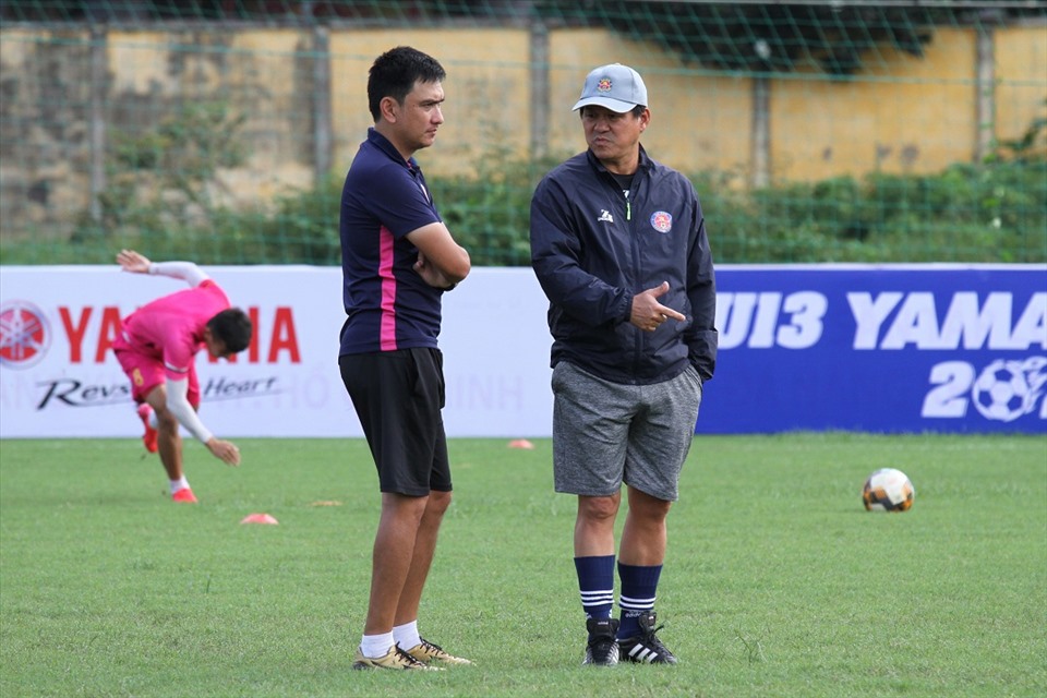 Trợ lý Nguyễn Tuấn Phong (tráI) trao đổi cùng huấn luyện viên Vũ Tiến Thành. Ảnh: Thanh Vũ