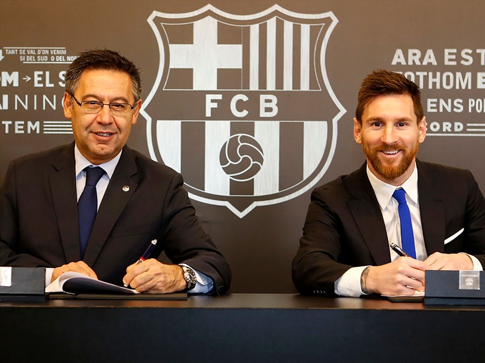 Barca đã không để ý kỹ điều khoản trong hợp đồng mới ký với Messi năm 2017. Ảnh: Getty Images