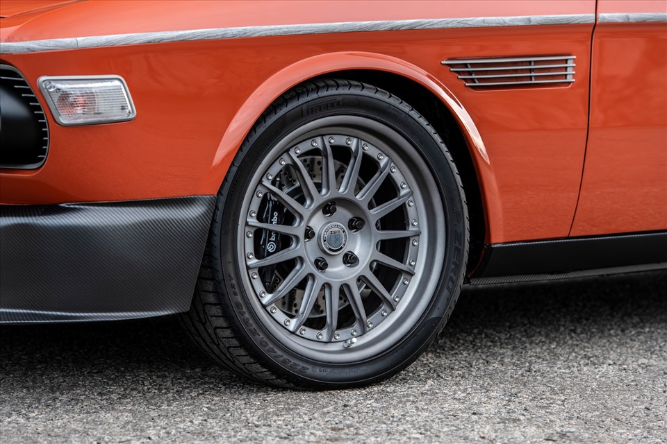 SpeedKore trang bị cho MWM 3.0 CS 1974 bộ mâm hợp kim của HRE kèm lốp Pirelli P Zero. Hãng độ xe mỹ còn sử dụng phanh của Brembo gồm kẹp phanh 6 piston ở phía trước và 4 piston ở phía sau cho chiếc xe của diễn viên Iron Man. Ảnh: Carscoop