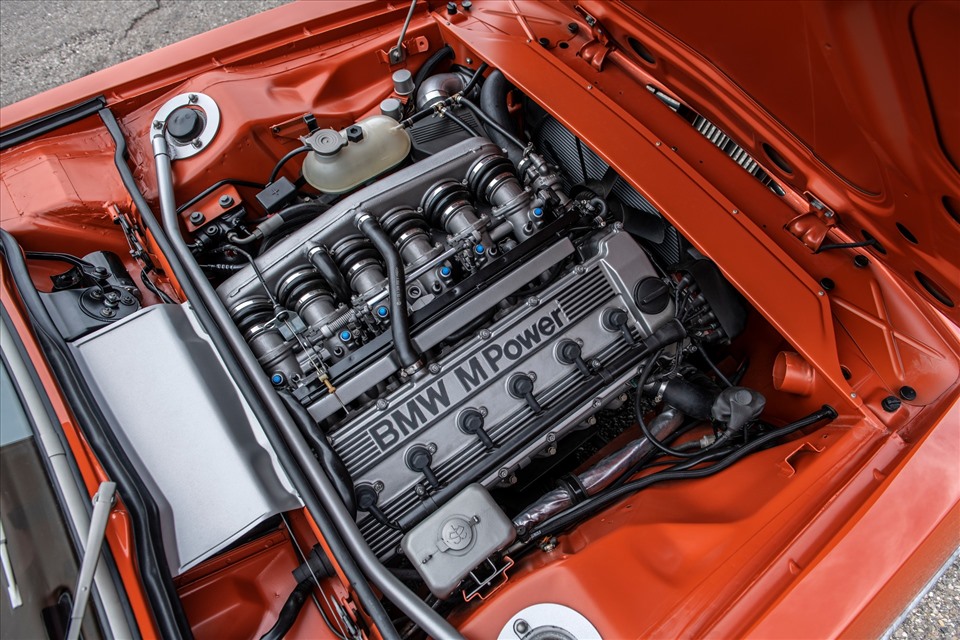 Chiếc xe sử dụng động cơ 6 xy-lanh của BMW M5 E34. Xy-lanh của M5 E34 có 2 dung tích là 3.5L và 3.8L. SpeedKore không công bố chi tiết dung tích xy-lanh của chiếc xe này.