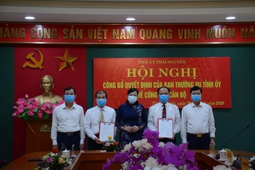 Bí thư Tỉnh ủy Nguyễn Thanh Hải ra quyết định điều động, bổ nhiệm đối với ông Lê Kim Phúc (đứng thứ 2 từ phải sang). Ảnh nguồn: thainguyen.gov.vn