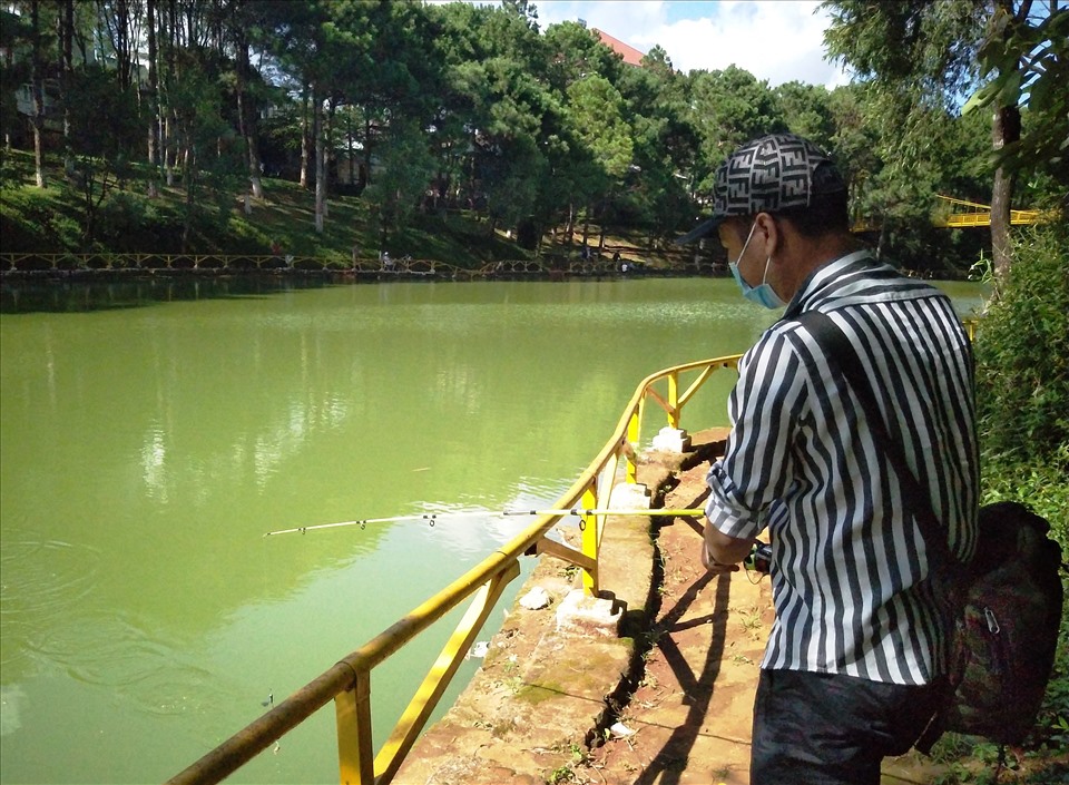 Thời gian trước, việc câu cá ở lòng hồ Diên Hồng bị cấm, do lo sợ ảnh hưởng đến hệ sinh thái của hồ nước. Sau này, một công ty đã đấu thầu, nhận quyền kinh doanh tổ hợp nhà hàng, cà phê, công viên…phía bên trong công viên hồ Diên Hồng. Người dân cũng như du khách được thoải mái câu cá giải trí.