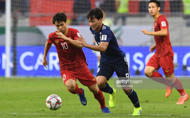Minamino đối đầu Công Phượng tại Asian Cup 2019. Ảnh: Getty