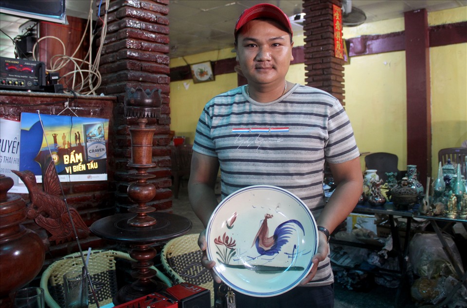 Anh Nguyễn Đạt đang trưng bày những món đồ do anh sưu tầm được. ẢNH: N.T