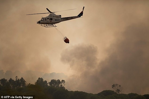 Một chiếc trực thăng đang tham gia hỗ trợ dập đám cháy rừng tại Tây Ban Nha. Ảnh: AFP.