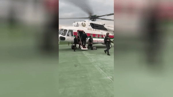 Tổng thống Alexander Lukashenko hạ cánh ở Minsk với súng trường trong tay. Ảnh: RT
