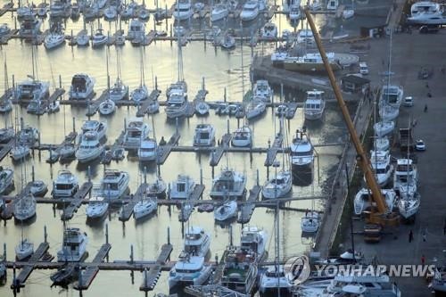 Du thuyền di chuyển vào đất liền hôm 30.8 tại Busan, Hàn Quốc tránh bão Maysak. Ảnh: Yonhap.