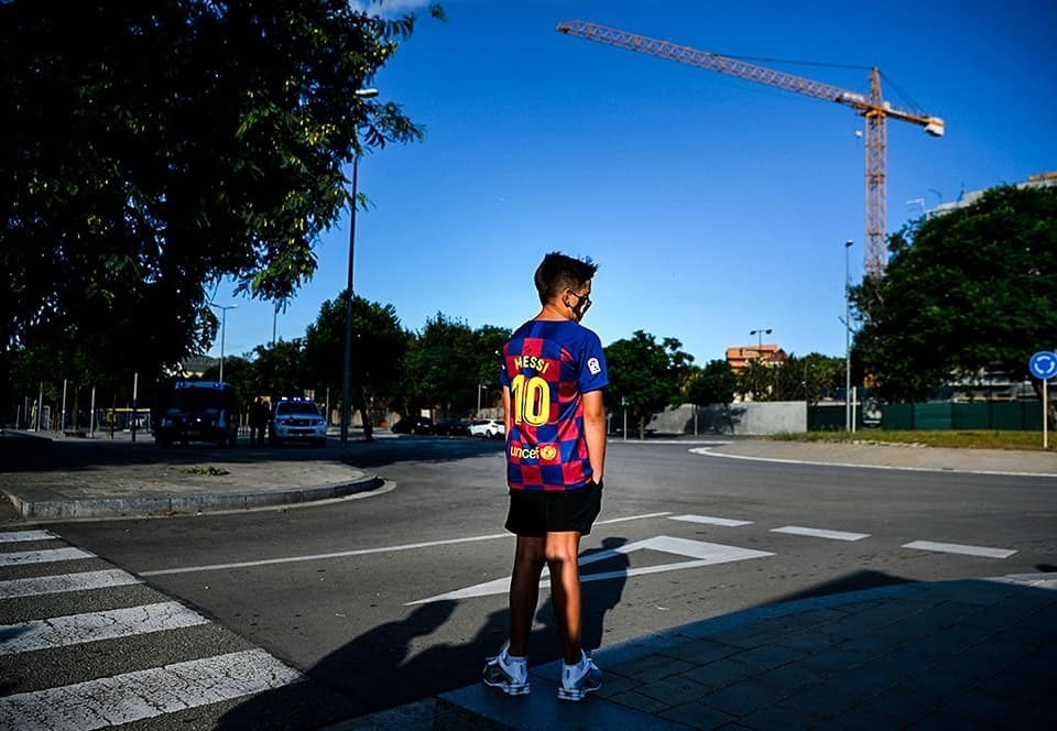 Cổ động viên nhí đứng đợi Messi. Ảnh: Getty Images