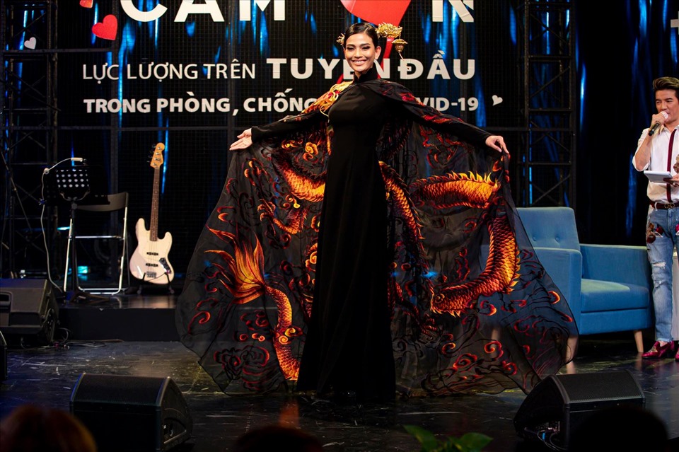 Chiếc áo dài “Rồng việt”  của Trương Thị May đã được Hoa hậu Nhân ái - Doanh nhân Đỗ Lan đấu giá với con số 220 triệu để ủng hộ chương trình.