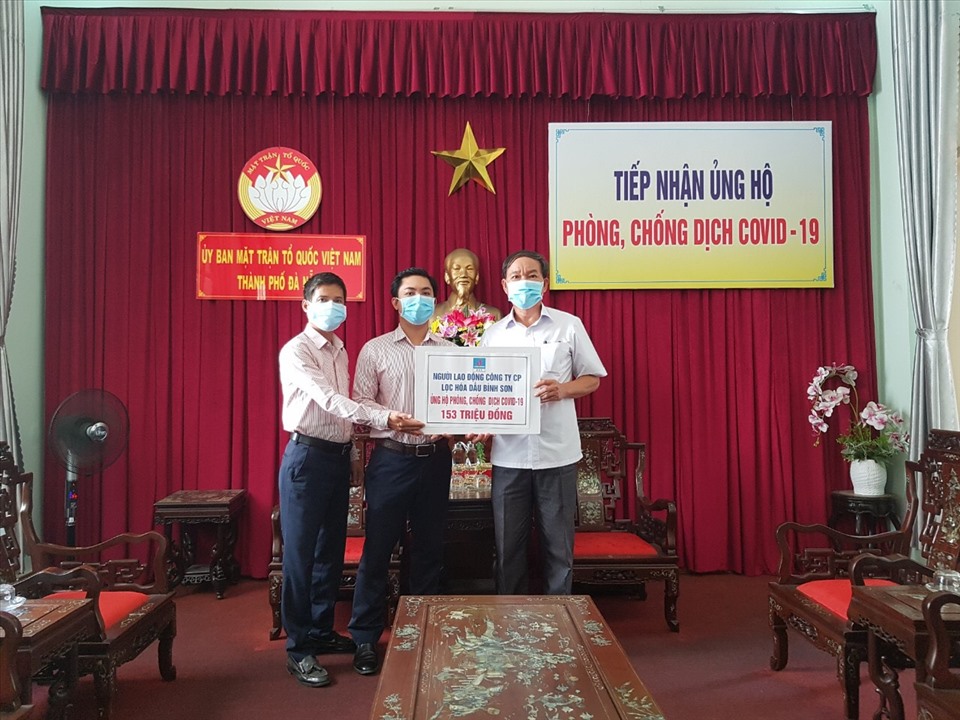 Đại diện người lao động BSR trao 153 triệu cho UBMTQ Việt Nam thành phố Đà Nẵng.
