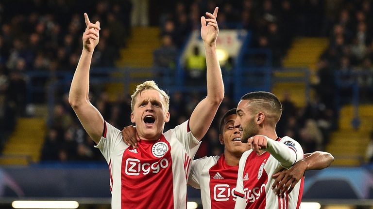 Donny van de Beek là hạt nhân trong lối chơi của Ajax Amsterdam, vào đến bán kết Champions League mùa 2018/2019. Ảnh: Sky Sports.