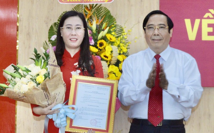 Ông Nguyễn Thanh Bình trao quyết định và chúc mừng bà Bùi Thị Quỳnh Vân. Ảnh Báo Quảng Ngãi.
