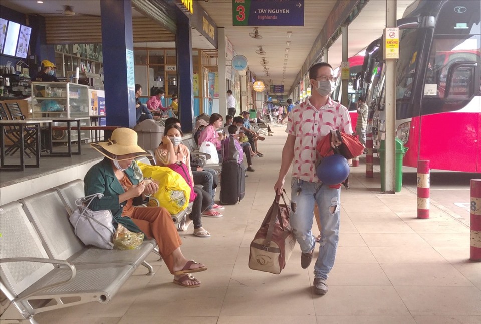 Hành khách tại Bến xe Miền Đông (quận Bình Thạnh, TPHCM). Ảnh: Chân Phúc