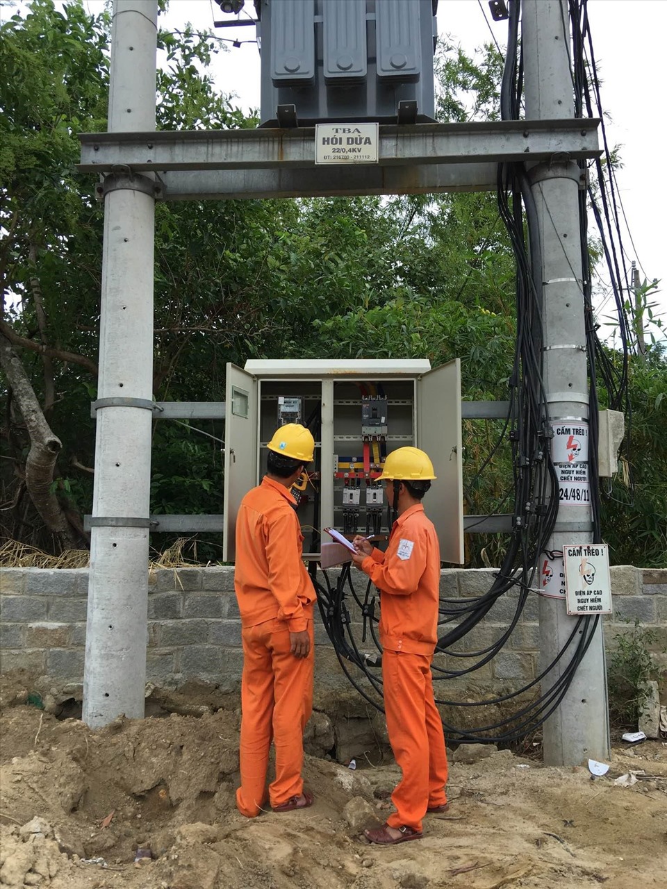 Công ty Điện lực Thừa Thiên Huế tiến hành kiểm tra hệ thống điện. Ảnh: Điện lực Thừa Thiên Huế.