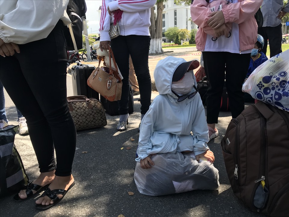 Nhiều công nhân lao động ở Đà Nẵng cùng con nhỏ trở về Đắk Nông. Dù nắng nóng nhưng nhiều em nhỏ hết sức ngoan ngoãn đợi chờ lên xe. Ảnh: Mai Hương