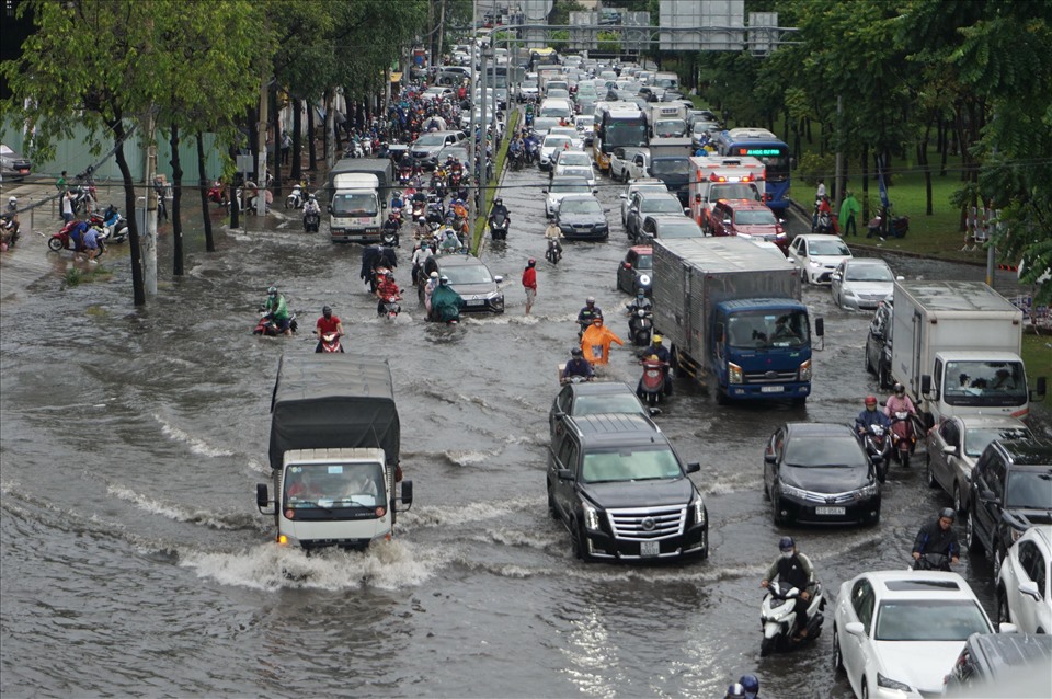 Cơn mưa chiều kéo dài hơn 1giờ đồng hồ khiến tuyến đường Nguyễn Hữu Cảnh (quận Bình Thạnh) bị ngập sâu trong nước, các phương tiện di chuyển qua khu vực gặp nhiều khó khăn.