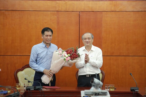 Ông Vương Bích Thắng (phải) trao quyết định phụ trách Tổng cục Thể dục Thể thao cho ông Trần Đức Phấn từ ngày 1.9.2020. Ảnh: Y Trang