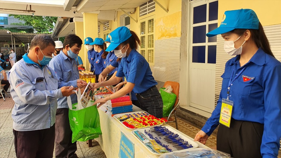 Ngoài ra, đoàn viên, người lao động còn có nhận được hỗ trợ thêm các nhu yếu phẩm khác như dầu ăn, mì tôm, bột ngọt, khẩu trang y tế...