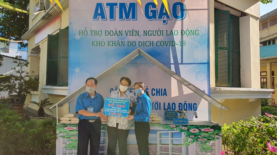 Một nhà hảo tâm ủng hộ cho ATM gạo. Ảnh: PĐ.