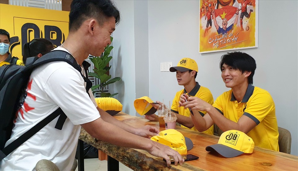 Sự xuất hiện của Tuấn Anh và Văn Toàn đã thu hút sự quan tâm của đông đảo sinh viên. Hai ngôi sao bóng đá của CLB Hoàng Anh Gia Lai đã giao lưu và ký tặng nón cho người hâm mộ.