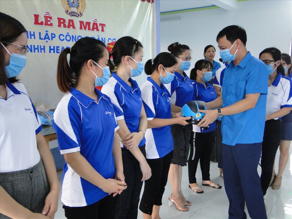 Lãnh đạo Liên đoàn Lao động tỉnh trao tặng mũ bảo hiểm chúc mừng người lao động ra nhập tổ chức Công đoàn Việt Nam. Ảnh: Bá Mạnh