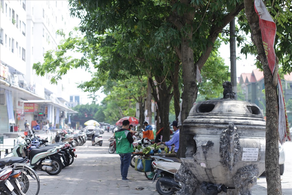 Lò đốt vàng mã nằm ngay sát đường lớn. Ảnh: Huyền Chang