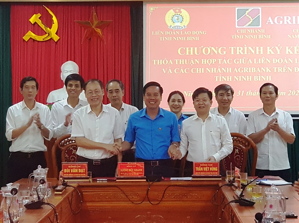 Đại diện lãnh đạo LĐLĐ tỉnh Ninh Bình và lãnh đạo các Chi nhánh của Ngân hàng Agribank trên địa bàn tỉnh ký kết chương trình thỏa thuận hợp tác. Ảnh: NT