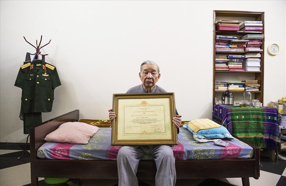 Phòng riêng của Đại tướng thật giản dị. Ông đang cầm bằng chứng nhận Huân chương Sao Vàng - Huân chương cao quý Chủ tịch Nước trao tặng năm 2007.