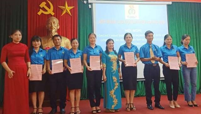 Nhân dịp này, Liên đoàn Lao động huyện Hương Sơn đã trao các quyết định sáp nhập 18 công đoàn cơ sở trường học thành 7 công đoàn cơ sở trực thuộc LĐLĐ huyện.  Ảnh: CĐ.