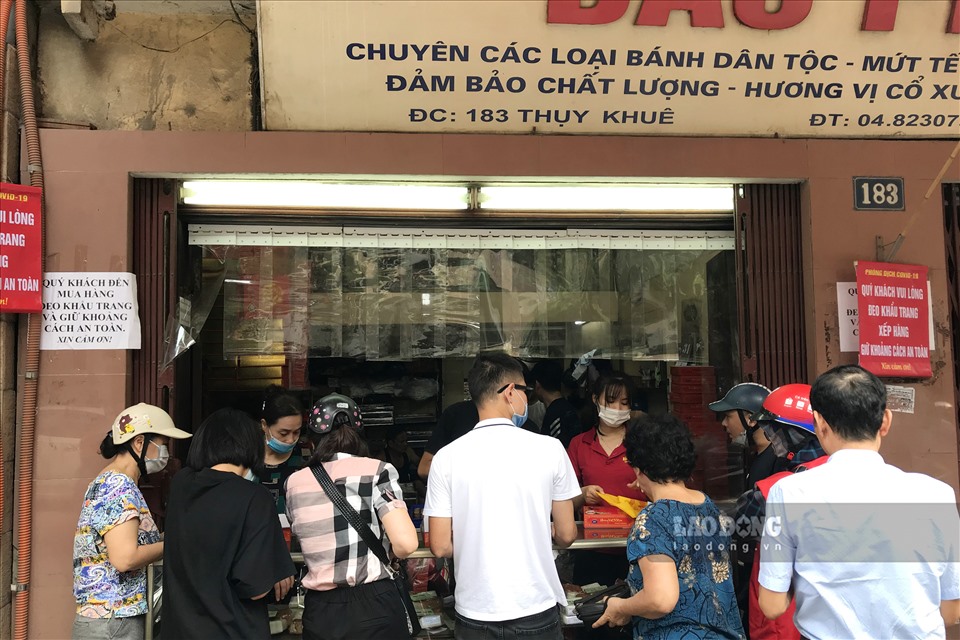 Theo ghi nhận của phóng viên, trên phố Thụy Khuê, Hà Nội, rất đông người xếp hàng dài như thời bao cấp trước cửa  hàng bánh Trung thu Bảo Phương… chờ tới lượt mua hàng.