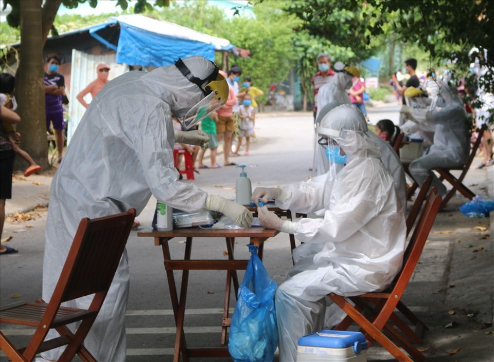 Trong sáng nay (4.8), ngành Y tế tỉnh Quảng Nam tiến hành lấy mẫu xét nghiệm cho hàng trăm người ở nay đây.
