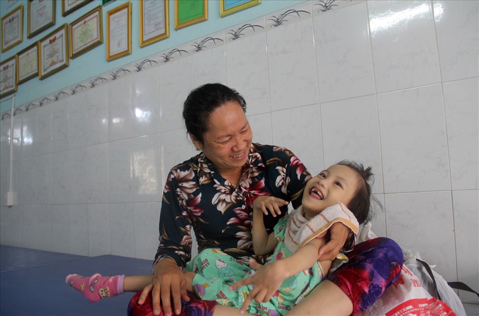 Sức khỏe con gái chị Huỳnh Thị Kim Trâm đang tiến bộ rõ rệt. Ảnh: N.T