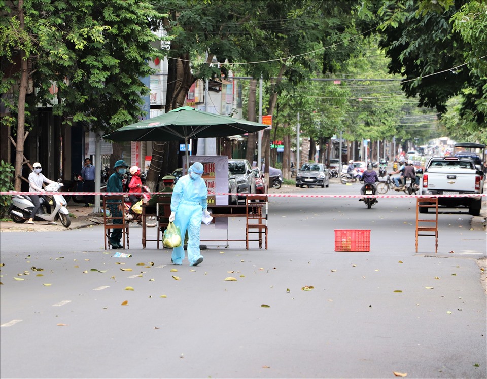 Sau khi kết thúc buổi lấy mẫu, lực lượng y tế còn phải tranh thủ thời gian đi phát cơm trưa cho bà con. Ảnh Bảo Trung